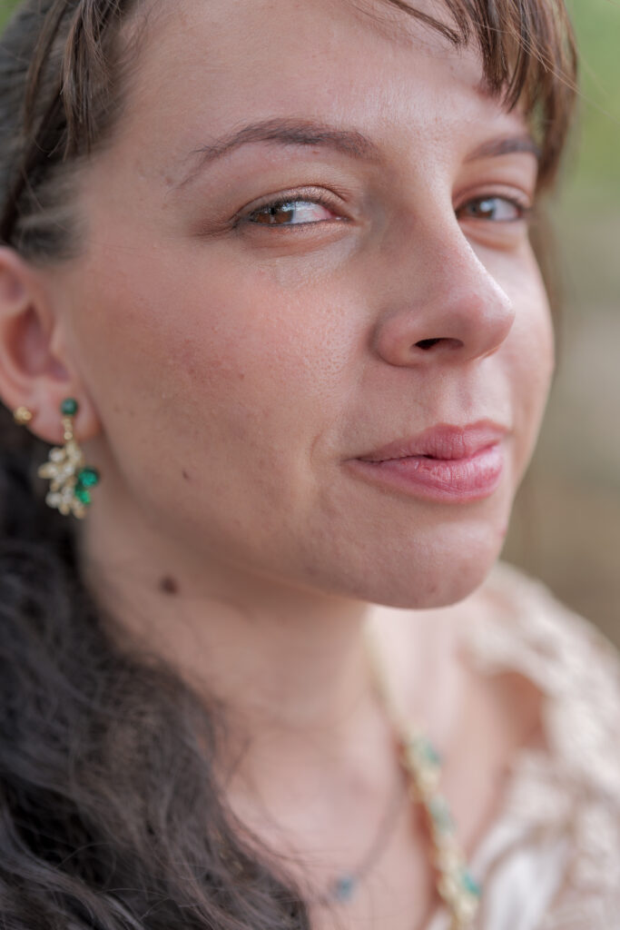 Portrait en plan rapproché d'une femme avec un flou d'arrière plan progressif. Seul un oeil est réellement net dans des tons pastels 