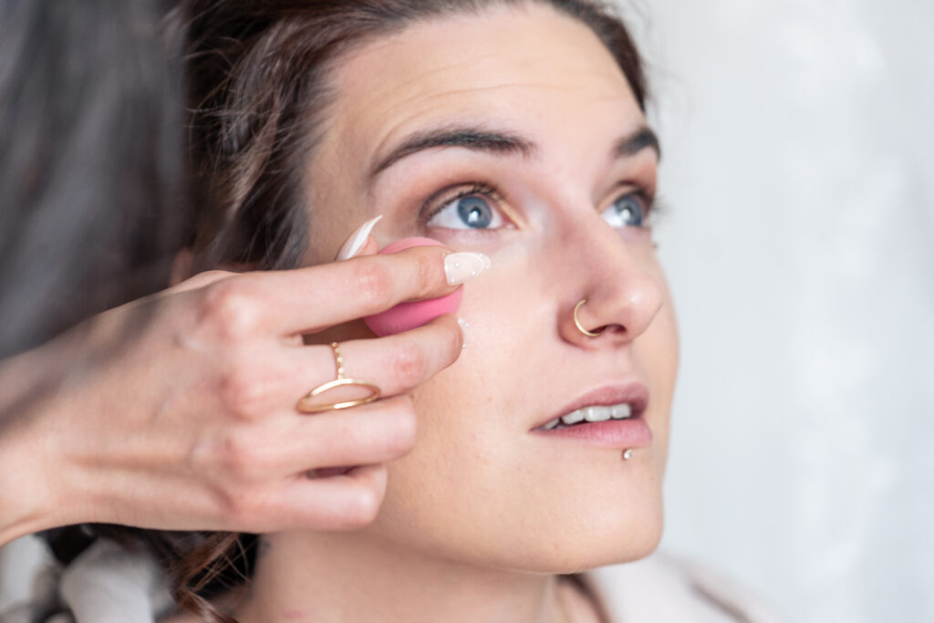Séance maquillage de la Mariée, son beau regard aux yeux bleus tourné vers le ciel