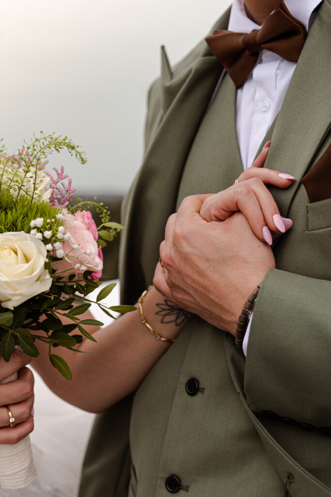 Moment intense pendant la séance couple où les mariés se tiennent la main