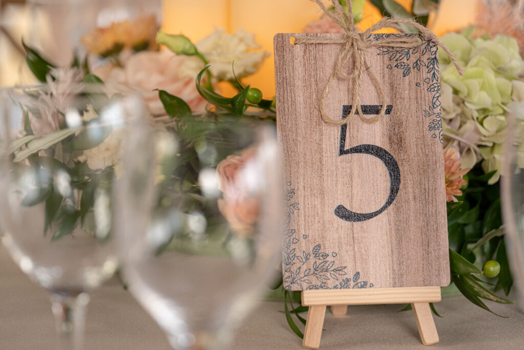 Gros plan sur un numéro de table 5, montrant les détails de la décoration